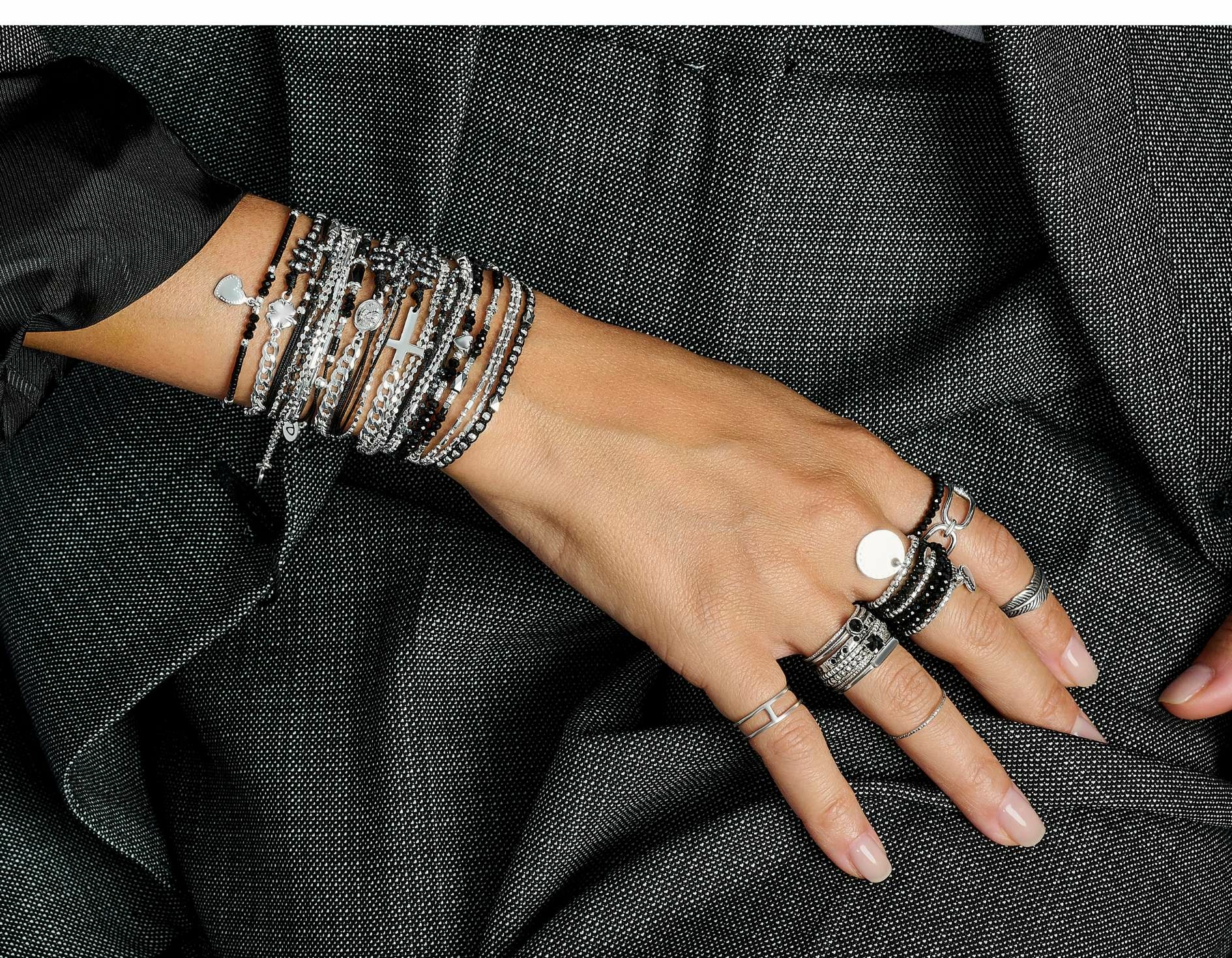 look-17-noir-bracelets-et-bagues-noel